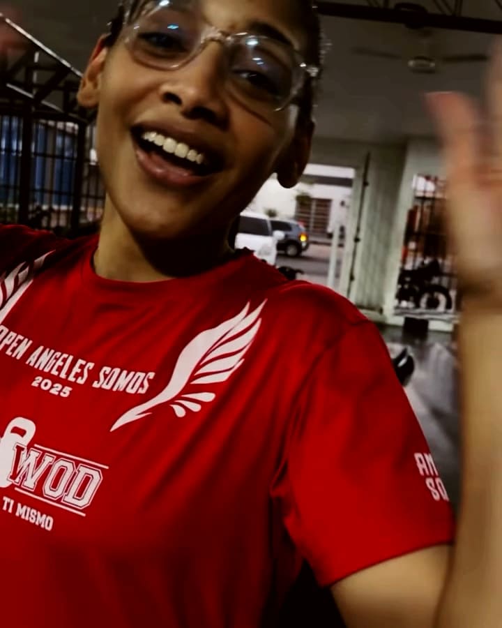 Atleta del box sonriendo después del CrossFit Open 26.1
